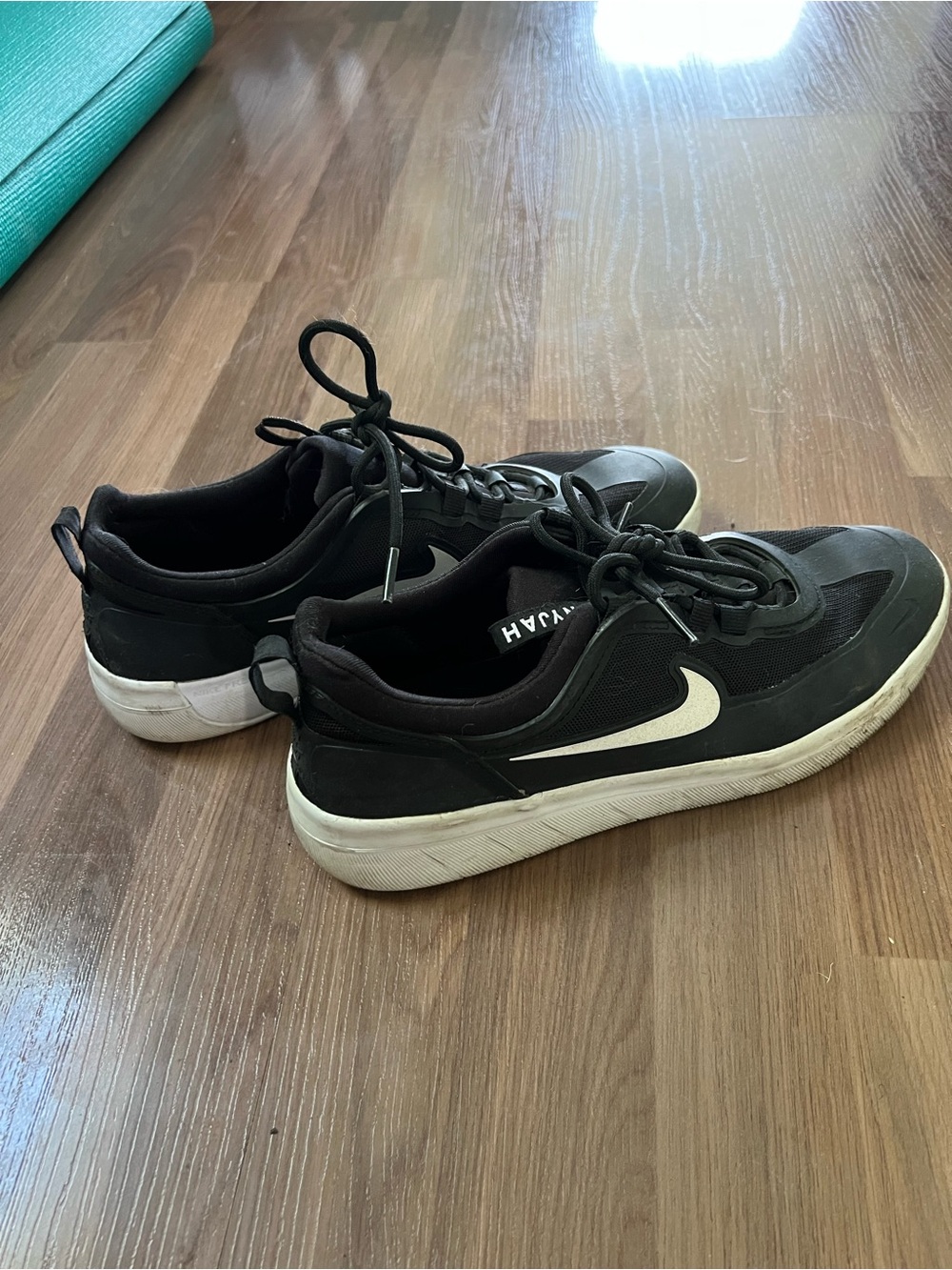Nike SB NYJAH Black and White Men’s Low-Top Sneakers